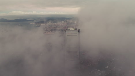 ICC-Wolkenkratzer-Erscheint-Zwischen-Niedrigen-Wolken-In-Hongkong