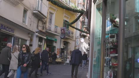 Gente-De-Amalfi-Caminando-E-Inclinándose-Hacia-Arriba