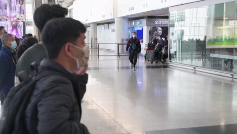 Los-Pasajeros-Del-Vuelo-Son-Vistos-En-La-Sala-De-Llegadas-Después-De-Aterrizar-En-El-Aeropuerto-Internacional-De-Hong-Kong