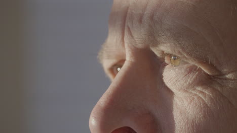 Extreme-Nahaufnahme-Alter-Ernster-Augen-Eines-Ernsten-älteren-Kaukasischen-Mannes