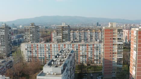 Bloque-De-Apartamentos-En-Zagreb,-Mamutica---Toma-Aérea-De-Drones