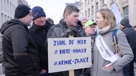 Agricultores-Que-Protestan-Contra-Las-Medidas-Del-Gobierno-Flamenco-Para-Reducir-Las-Emisiones-De-Nitrógeno-Con-Consignas---Bruselas,-Bélgica