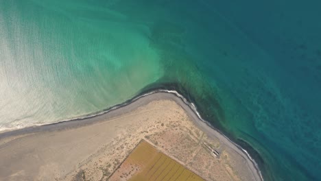 Luftaufnahme-Von-Oben-über-Den-Strand-Mit-Meerwasser,-Das-Wellen-Bildet,-Video-Aufgenommen-Am-Mirador-Del-Rio-Auf-Lanzarote-Und-La-Graciosa,-Kanarische-Inseln,-Spanien