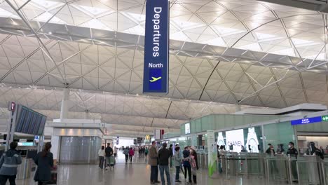 Los-Pasajeros-Del-Vuelo-Se-Ven-En-La-Sala-De-Salidas-Del-Aeropuerto-Internacional-De-Hong-Kong,-China