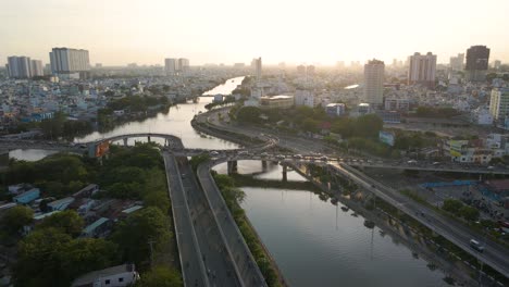 Motorräder-Fahren-Am-Nachmittag-Bei-Sonnenuntergang-In-Vietnam-Auf-Der-Brücke