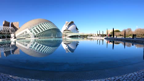 Gente-Caminando-En-La-Ciudad-De-Las-Artes-Y-Las-Ciencias,-Diseñada-Por-El-Arquitecto-Español-Santiago-Calatrava---Valencia,-España