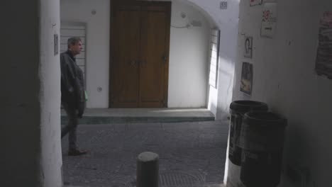 Amalfi,-Italia-Cámara-Lenta-Entre-Callejón-Con-Gente-Caminando