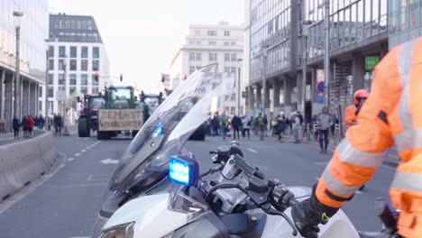 Polizei-Blockiert-Landwirte,-Die-Gegen-Maßnahmen-Zur-Reduzierung-Der-Stickstoffemissionen-In-Der-Rue-De-La-Loi-–-Brüssel,-Belgien-–-Protestieren