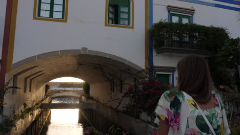 Frau-Bewundert-Eine-Der-Brücken-Im-Hafen-Von-Mogan-Auf-Der-Insel-Gran-Canaria-Und-Bei-Sonnenuntergang