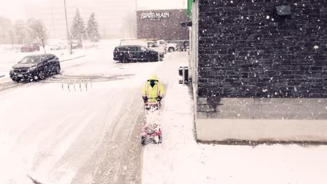 Trabajador-Municipal-Limpiando-La-Nieve-Fuera-De-Un-Edificio-En-Medio-De-Nevadas-En-Toronto,-Canadá