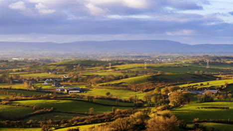 Zeitraffer-Einer-Ländlichen-Agrarlandschaft-Mit-Grasfeldern-Und-Hügeln-An-Einem-Bewölkten-Tag,-Gesehen-Von-Den-Keash-Höhlen-In-Der-Grafschaft-Sligo-In-Irland