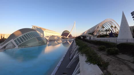 Vista-De-Lapso-De-Tiempo-Al-Atardecer-De-La-Ciudad-De-Las-Artes-Y-Las-Ciencias,-Diseñada-Por-El-Arquitecto-Español-Santiago-Calatrava---Valencia,-España