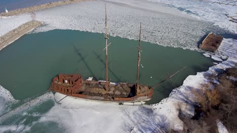 Tilting-aerial-of-La-Grande-Hermine-shipwreck-by-sunny-Lake-Ontario