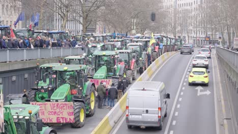 Agricultores-Que-Protestan-Contra-Las-Medidas-Del-Gobierno-Flamenco-Para-Reducir-Las-Emisiones-De-Nitrógeno---Bruselas,-Bélgica