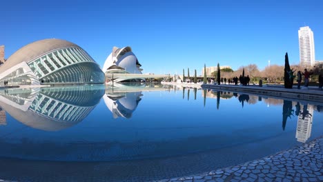 Vista-De-Lapso-De-Tiempo-De-Siluetas-De-Personas-En-La-Ciudad-De-Las-Artes-Y-Las-Ciencias,-Diseñada-Por-El-Arquitecto-Español-Santiago-Calatrava---Valencia,-España