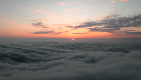 Hyper-Zeitraffer-Des-Sonnenaufgangs-über-Wolkenwellen