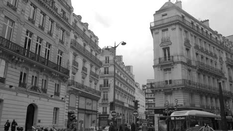 Monochrom-Von-Haussmann-Architekturgebäuden-Im-Stadtzentrum-Von-Paris,-Frankreich