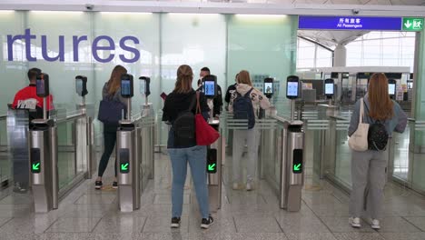 Weibliche-Flugpassagiere-Durchlaufen-Die-Sicherheitskontrolle,-Wenn-Sie-Die-Abflughalle-Des-Internationalen-Flughafens-In-Hongkong-Betreten