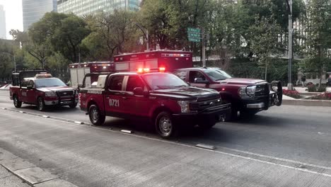 Aufnahme-Eines-Feuerwehrautos-Aus-Mexiko-Stadt,-Das-Darauf-Wartet,-Vorwärts-Zu-Fahren