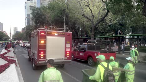 Aufnahme-Von-Feuerwehrautos-Aus-Mexiko-Stadt,-Die-Auf-Der-Reformpromenade-Vorrücken