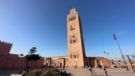 Einstellungsaufnahme,-Schwenk-Nach-Links-über-Die-Koutoubia-Moschee-In-Marrakesch