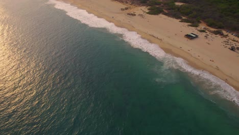 Majestätischer-Strand-Mit-Wellen,-Die-Entlang-Der-Küste-Plätschern,-Lage-Am-Strand-Von-Oaxaca,-Mexiko