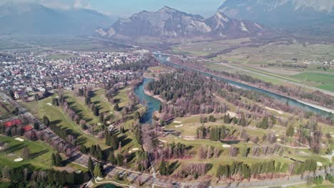 Luftaufnahme-Des-Golfclubs-Bad-Ragaz-In-Der-Schweiz-Mit-Bergen-Im-Fernen-Hintergrund