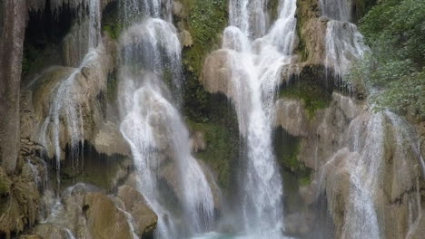 Hermosa-Y-única-Cascada-De-Piedra-De-Flujo-De-Calcita,-Kuang-Si-En-La-Selva-De-Laos