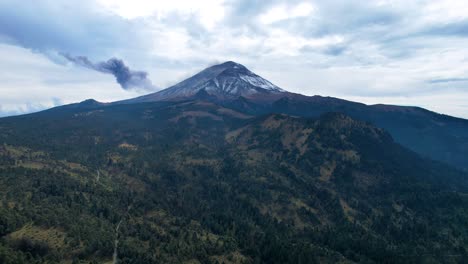 Disparo-De-Dron-Descendente-Del-Volcán-Activo-En-México-Y-El-Bosque-Circundante