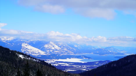 Coeur-Dalene-Lago-Schweitzer-Estación-De-Esquí-Invierno-Bluebird-Nubes-Mountain-Scape-View-Timelapse-Febrero-2019