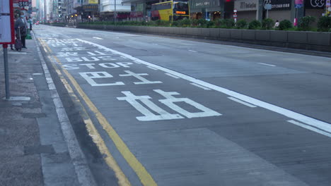 Las-Calles-Luminosas-Y-Concurridas-De-Hong-Kong:-Un-Paseo-Por-El-Corazón-De-La-Ciudad