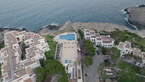 Luftbild-über-Touristischen-Häusern-Und-Siedlungen-In-Küstennähe,-Aufgenommen-Tagsüber-Auf-Mallorca,-Spanien