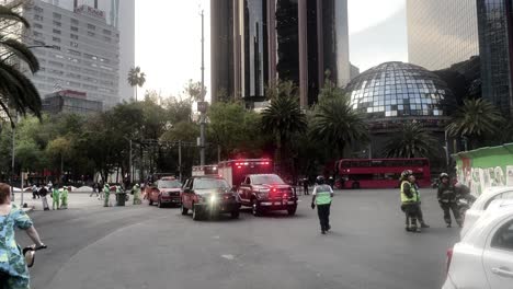 Aufnahme-Von-Feuerwehrautos-Der-Stadt-Mexiko,-Die-Den-Notfall-Analysieren