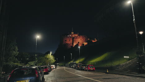Edinburgh-Castle-Wird-Nachts-Von-Einer-Stadtstraße-Aus-Beleuchtet