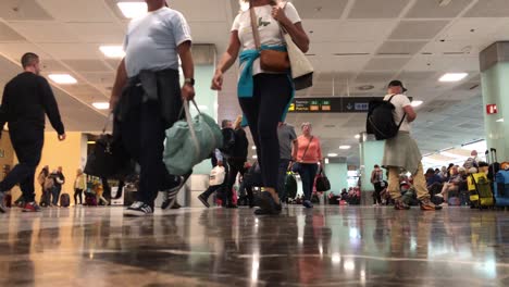 Ajetreado-Aeropuerto-Abarrotado-De-Gente-Caminando-Por-La-Terminal