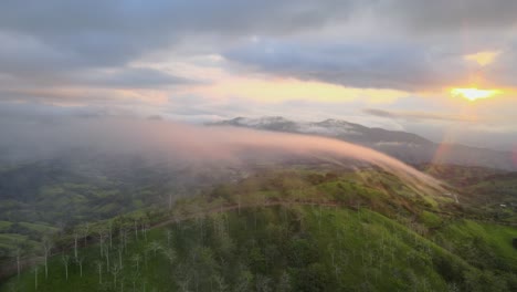 Vuelo-Sobre-La-Niebla-En-Los-Densos-Bosques-Tropicales-Por-La-Mañana,-Costa-Rica