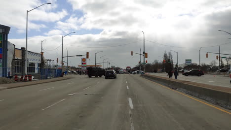 Vehículos-Policiales-En-Guardia-En-La-Esquina-De-La-Calle-En-Windsor,-Canadá-Bloqueados-Por-Camiones-Durante-La-Protesta-Del-Convoy-De-La-Libertad