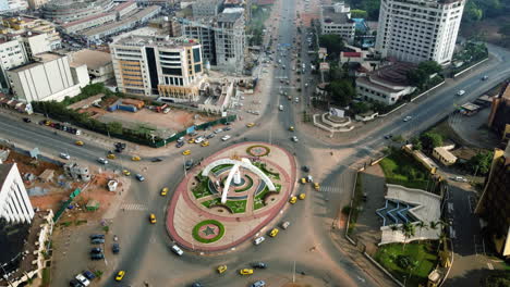 Static-aerial-shot-of-traffic-in-the-Prime-Ministerial-Roundabout-in-Yaounde-city,-Cameroon