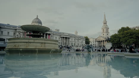 Fuente-De-Agua-En-Trafalgar-Square-En-Londres