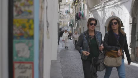 Costa-De-Amalfi-Italia-Tilt-up-Con-Dos-Mujeres-Caminando-Por