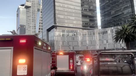 Aufnahme-Von-Feuerwehrautos-Aus-Mexiko-Stadt,-Die-Bei-Einem-Notfall-Ankommen