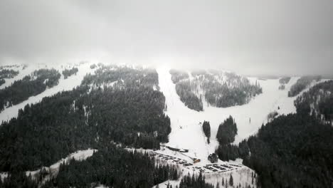 Mt-Spokane-Ski-Area-Drone-Pan-Adelante-Movimiento-Mediados-De-Invierno-Niebla-Nube-Arboles-Nieve-Feb-2019