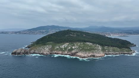 Luftaufnahme-Der-Unverwechselbaren-Insel-Am-Aussichtspunkt-Heart-Of-Ocean-Von-Monteferro,-Vigo,-Galizien,-Spanien