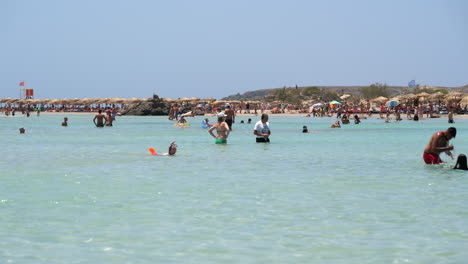 Gente-Nadando-En-Las-Aguas-Cristalinas-De-La-Playa-De-Elafonissi,-Creta
