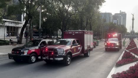 Aufnahme-Von-Feuerwehrautos-Aus-Mexiko-Stadt,-Die-Durch-Die-Hauptstraße-Der-Stadt-Paradieren