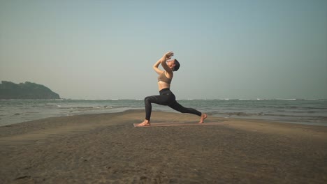 Warrior-One-Yoga-Pose-Bei-Sonnenuntergang-Am-Strand