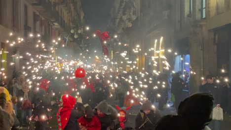 Correfocs-En-Barcelona-Fiesta-Folclórica-Típica-Con-Fuegos-Artificiales,-Corredores-De-Fuego