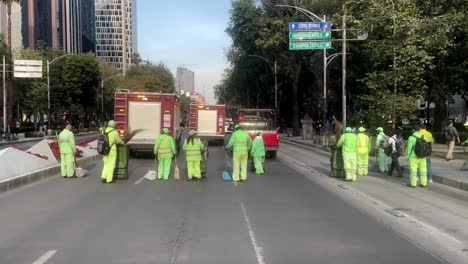 Aufnahme-Von-Reinigungsdiensten-Aus-Mexiko-Stadt,-Die-Die-Straße-Fegen,-Nachdem-Feuerwehrleute-Vorbeigekommen-Sind