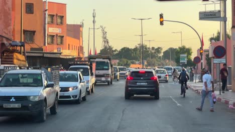 Conducir-A-Través-Del-Intenso-Tráfico-En-La-Ciudad-De-Marrakech-En-Marruecos-Al-Atardecer