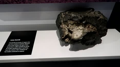 Bomba-De-Lava-Real-Exhibida-En-El-Museo-De-Historia-Natural-De-Londres,-Reino-Unido